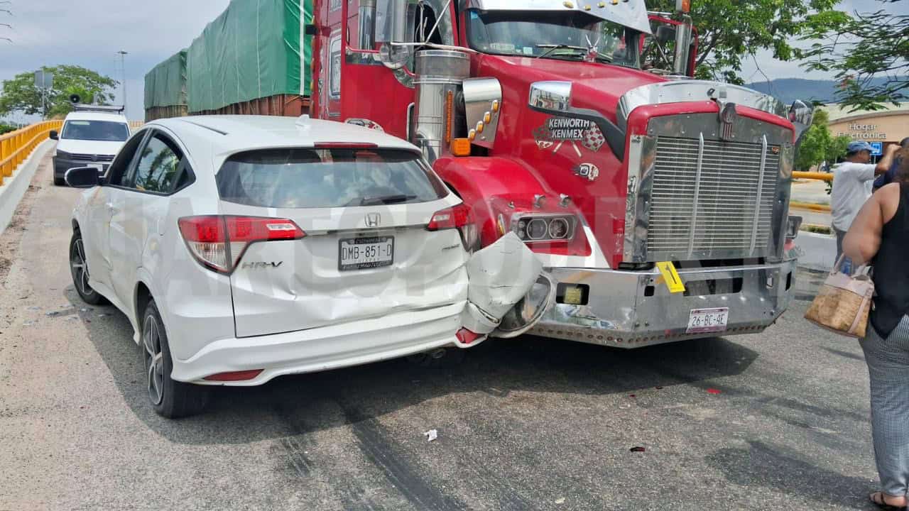 Le fallan los frenos a tráiler y causa choque múltiple