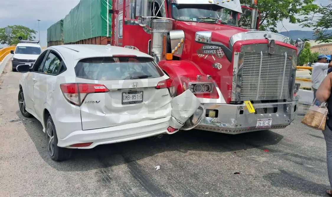 Le fallan los frenos a tráiler y causa choque múltiple