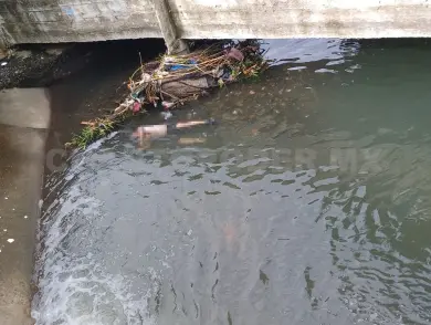 Fallece al caer a río con todo y motocicleta