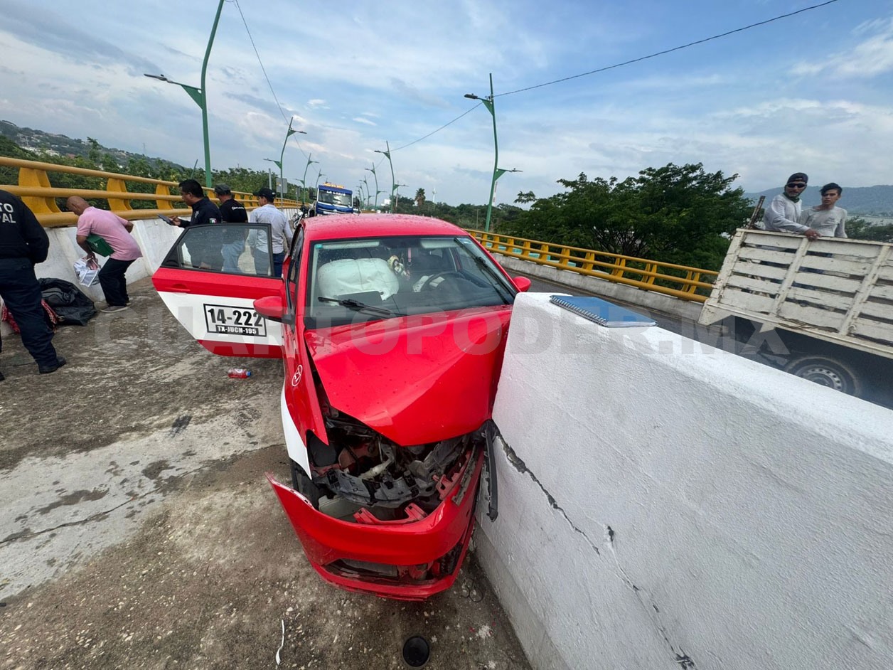 Se estrella taxi foráneo en barra de contención