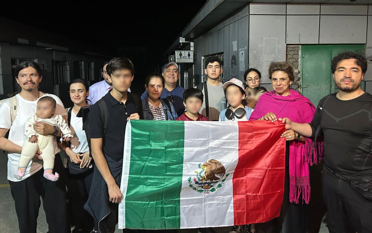 Evacúan a 18 mexicanos de Irán tras conflicto