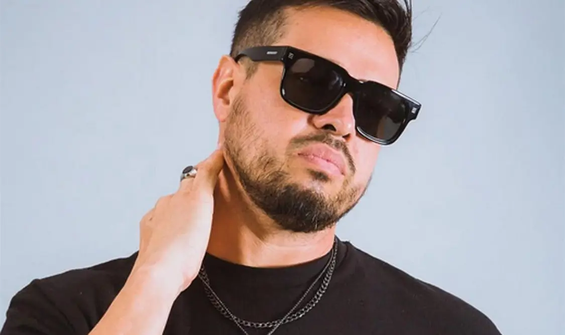 Apolinar da el salto como solista