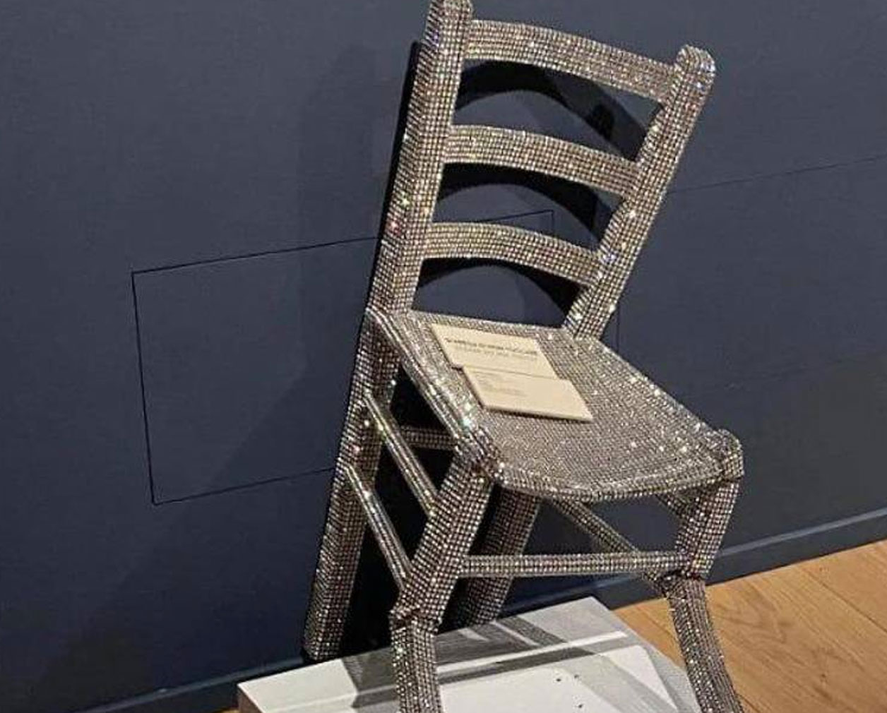 Turista destruye silla en museo