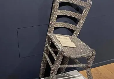 Turista destruye silla en museo