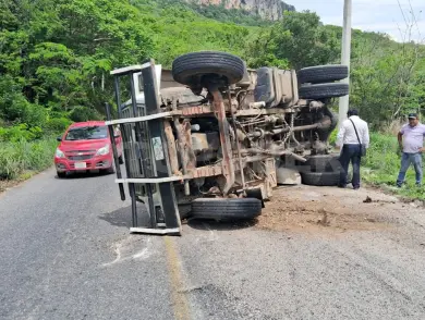 Vuelca volteo al perder el control en la vía a El Jobo