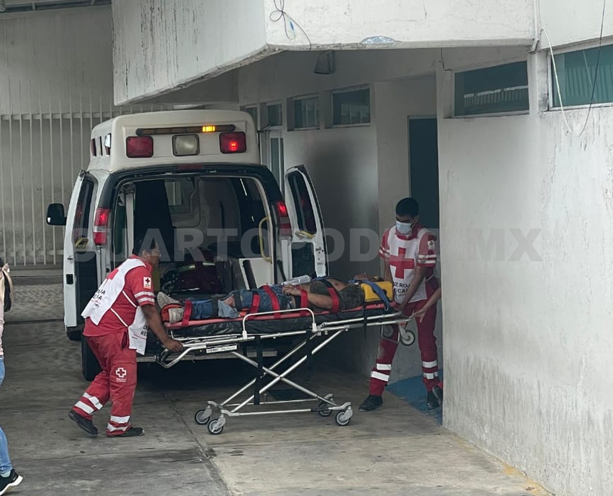 Obrero se cae de los andamios y termina fracturado