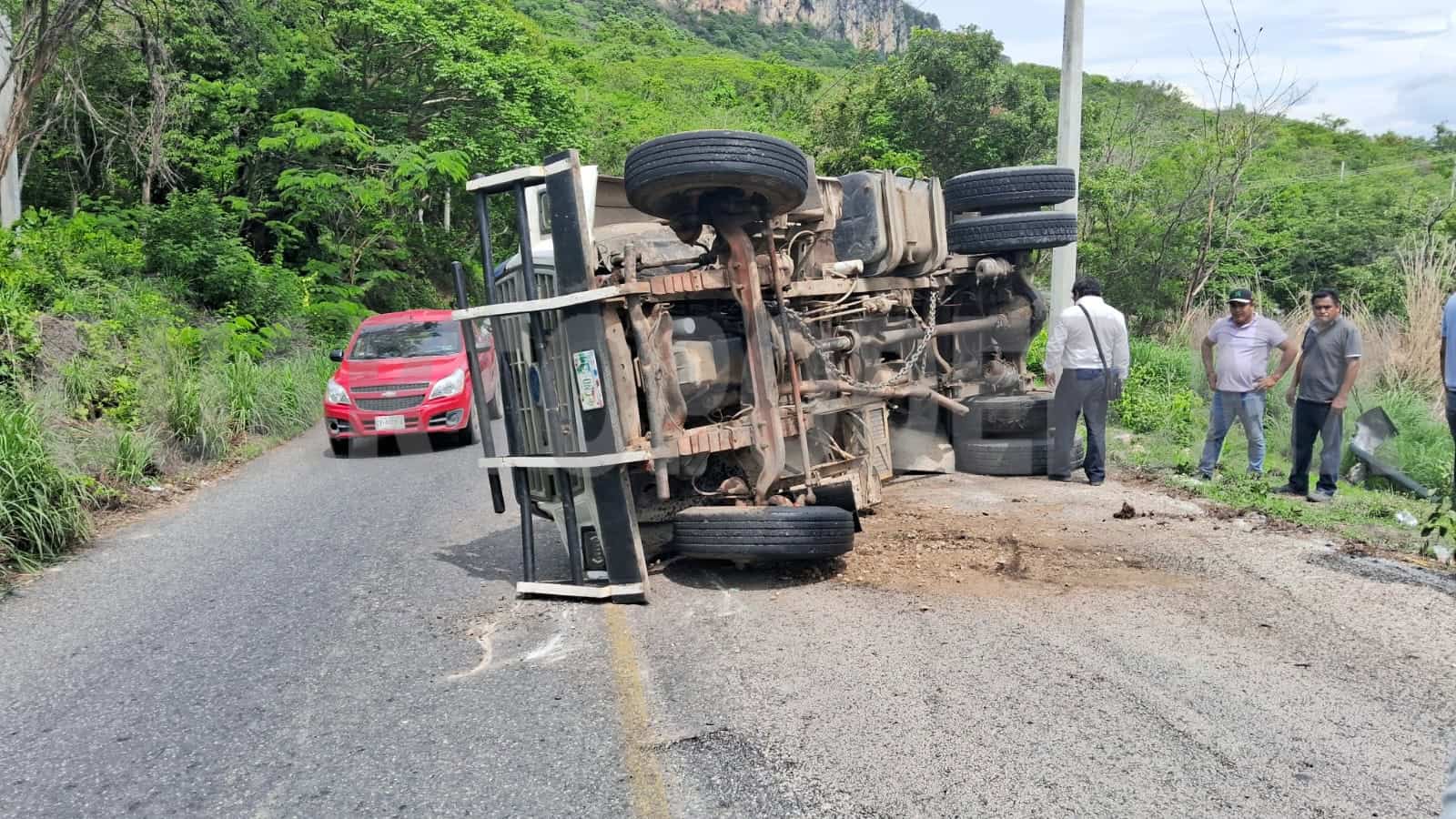 Vuelca volteo al perder el control en la vía a El Jobo