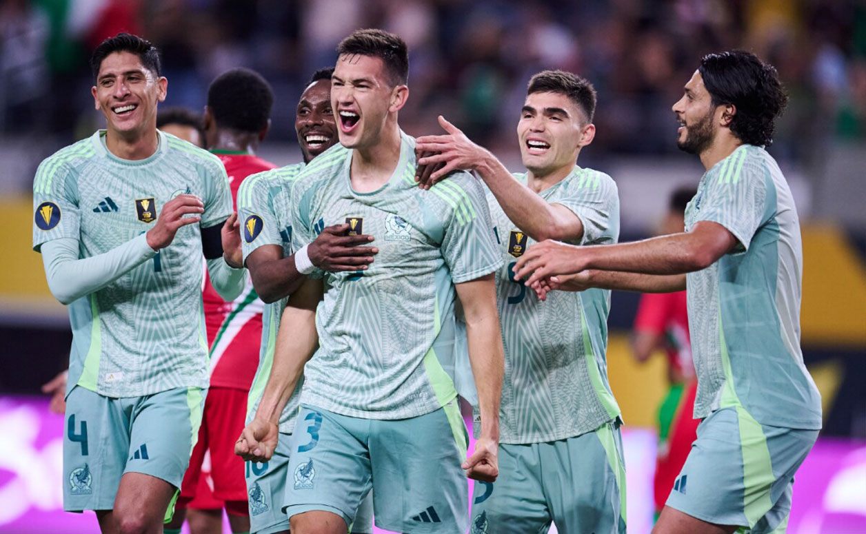 México vence a Surinam con doblete de Montes