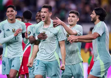 México vence a Surinam con doblete de Montes