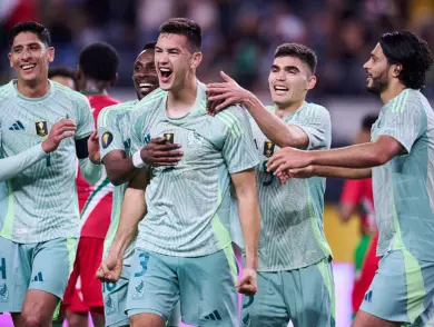 México vence a Surinam con doblete de Montes