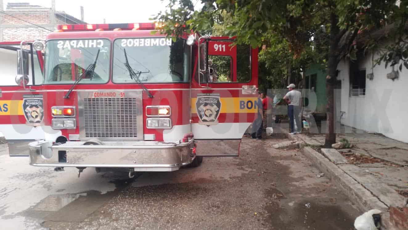 Tras explosiones, se incendia una casa