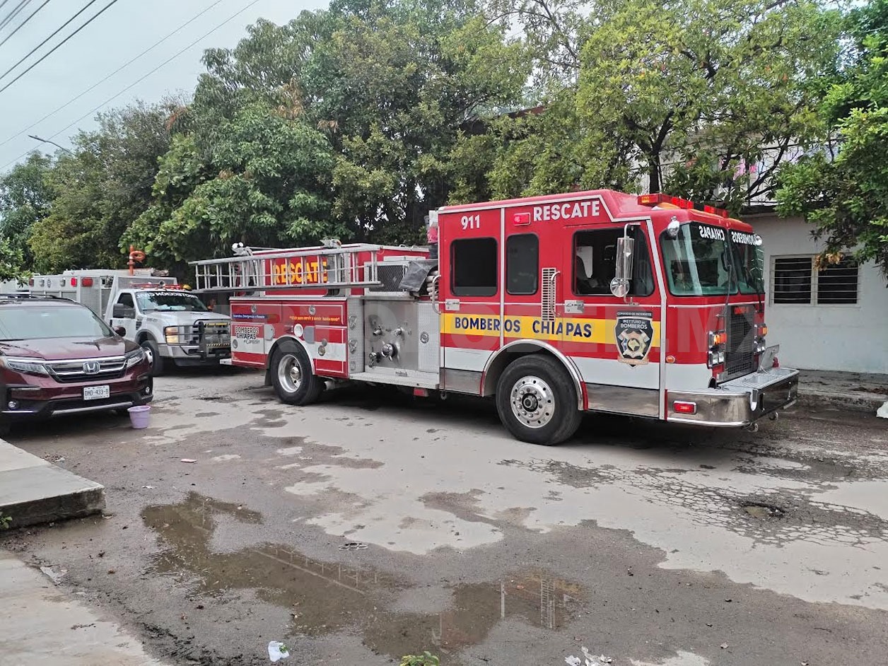 Tras explosiones, se incendia una casa