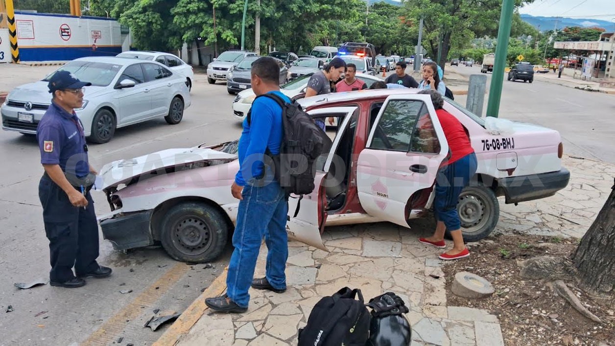 Aparatosa colisión salda con taxista herida