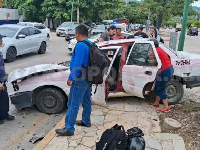 Aparatosa colisión salda con taxista herida