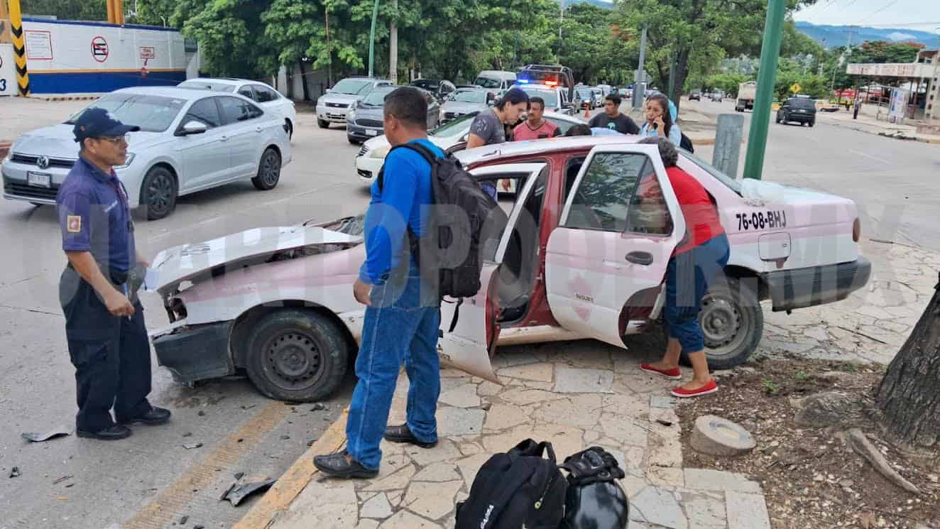 Aparatosa colisión salda con taxista herida