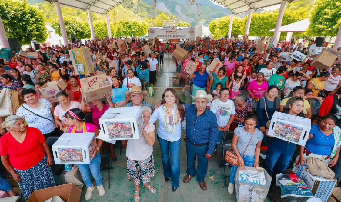 Valeria Rosales entrega aves de traspatio