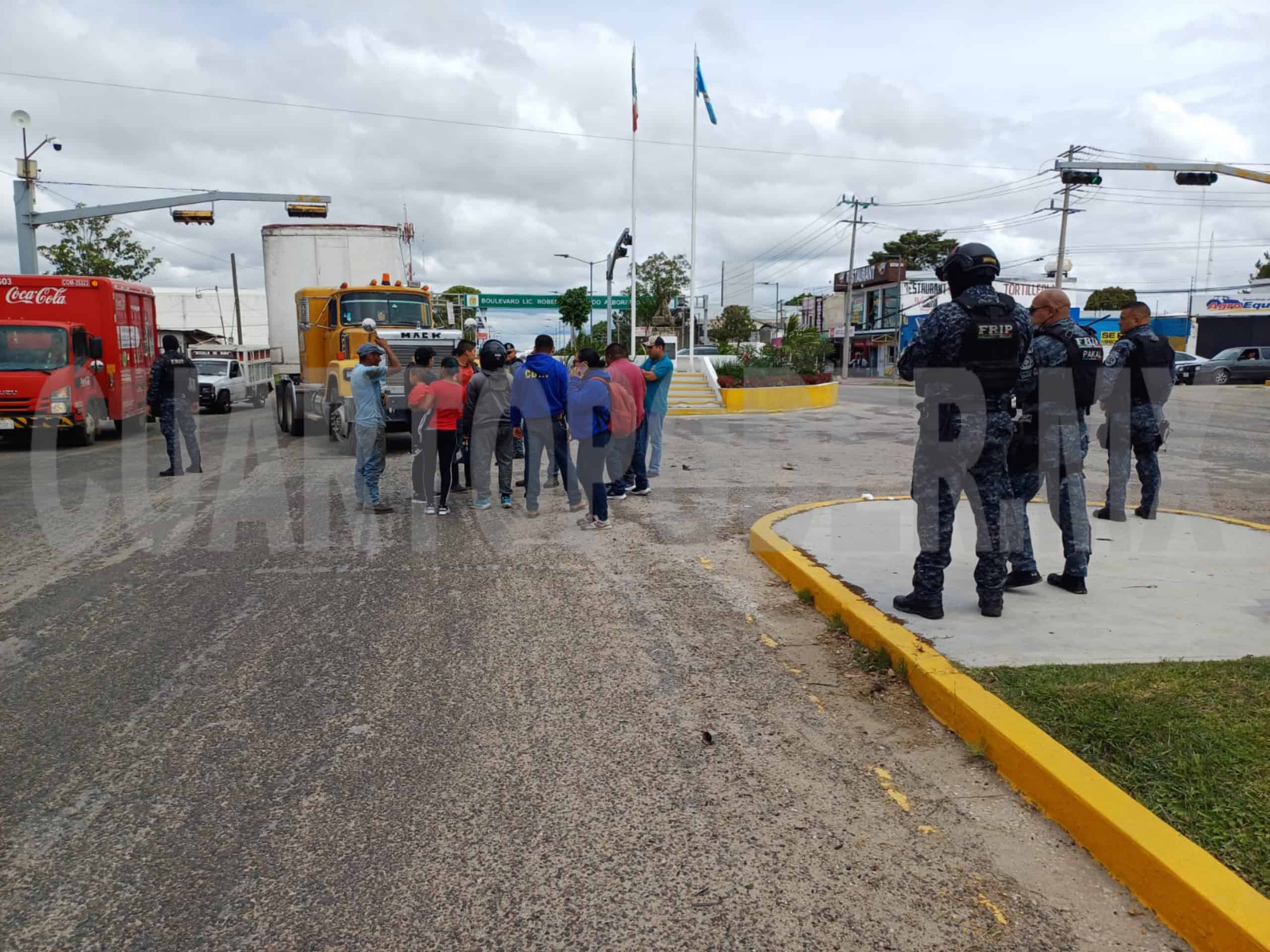 Resultan contusionados al estrellarse en tráiler