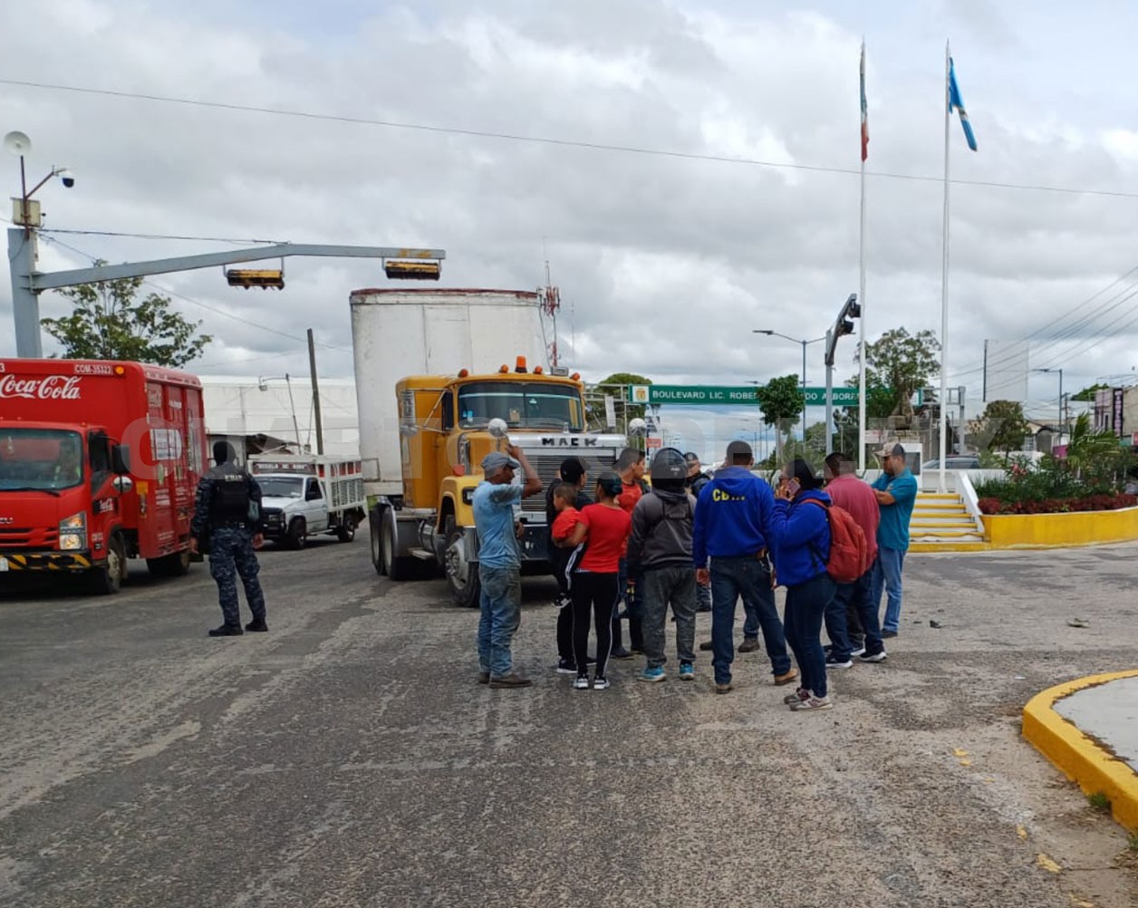 Resultan contusionados al estrellarse en tráiler