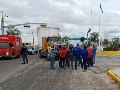Resultan contusionados al estrellarse en tráiler