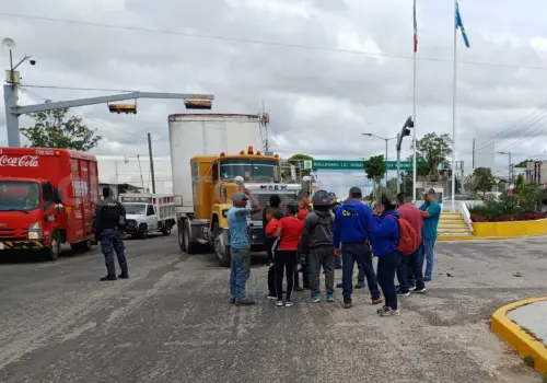 Resultan contusionados al estrellarse en tráiler