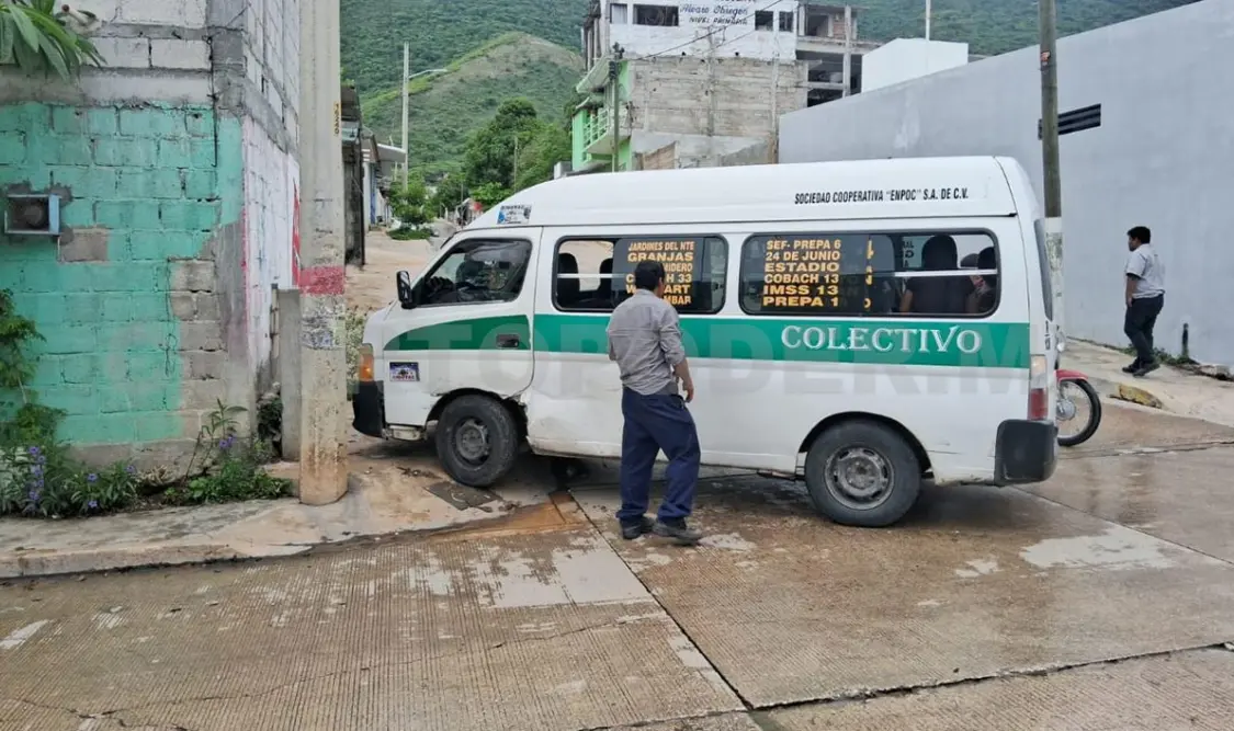 Un colectivo y un sedán tuvieron un encontronazo en la esquina de la avenida Durango, en la colonia Las Granjas. Ulises Villalobos / CP