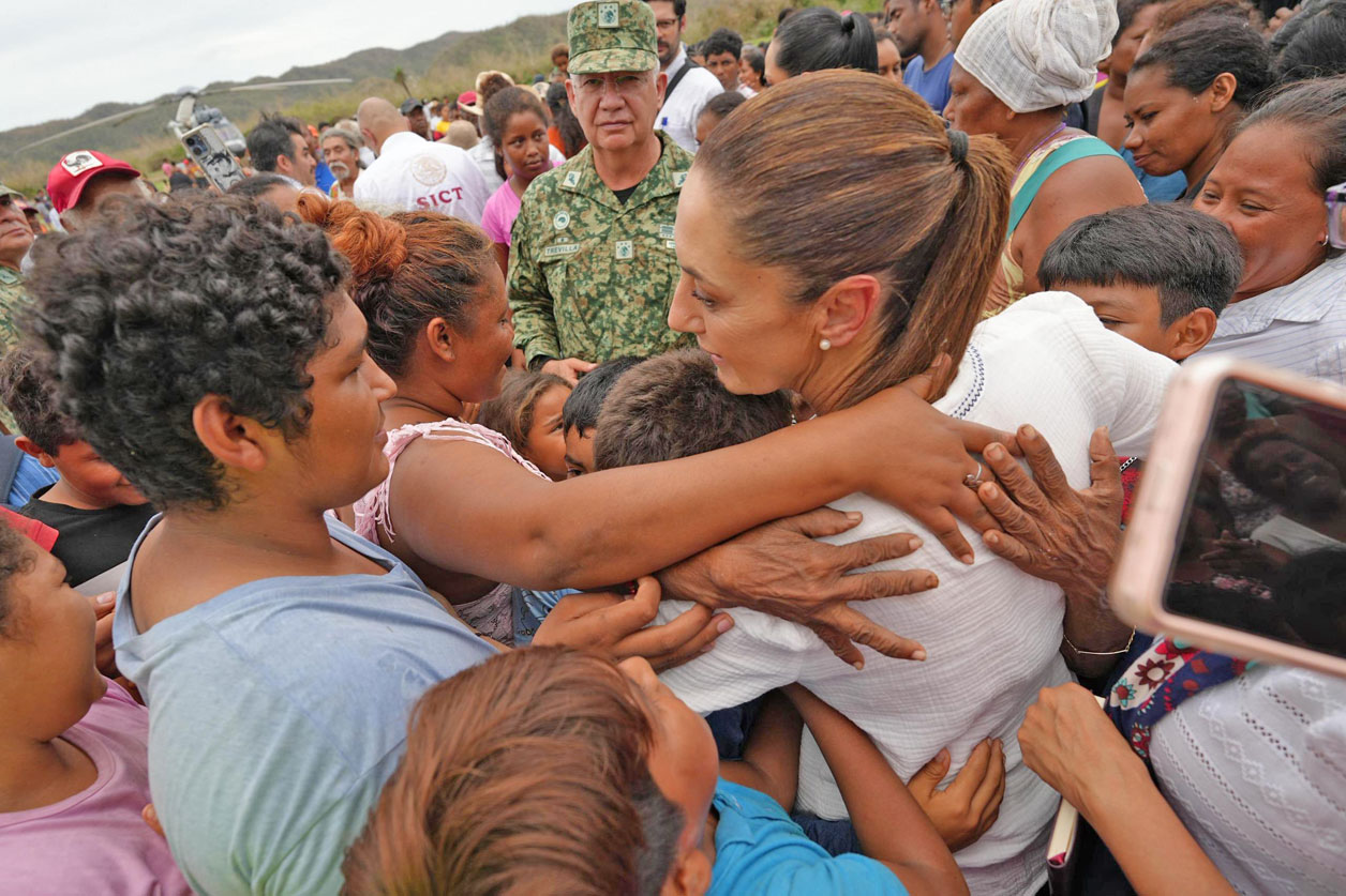 Sobrevuela Sheinbaum zonas afectadas por Erick