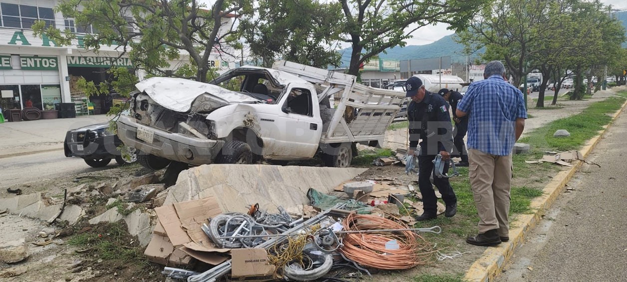Queda camioneta incrustada en árbol en libramiento