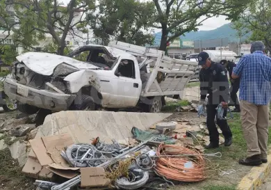 Queda camioneta incrustada en árbol en libramiento