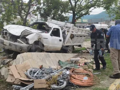 Queda camioneta incrustada en árbol en libramiento
