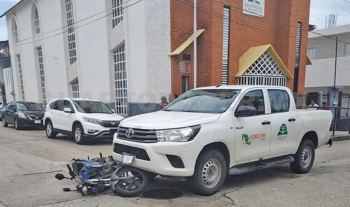 Al no poder esquivarlo, el automovilista se llevó de “corbata” al motociclista. Genaro Sánchez / CP