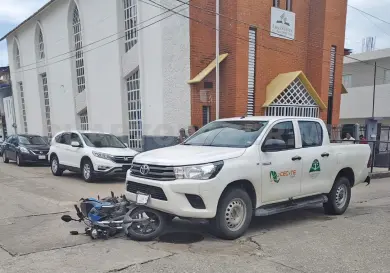 Se pasa el alto e impacta a motorista