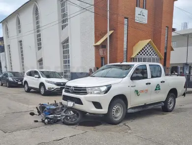 Se pasa el alto e impacta a motorista