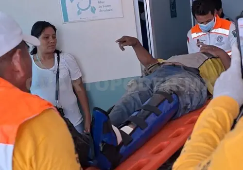 Dos lesionados en colisión entre motocicletas