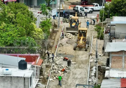 Pavimentan calle en colonia Francisco I. Madero