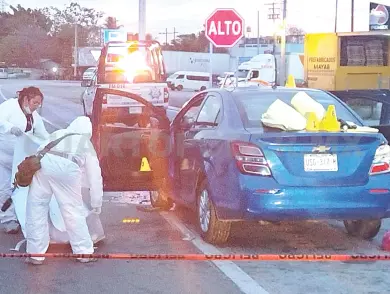 Se estampa detrás de tráiler; conductor murió