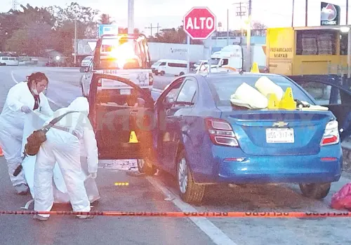 Se estampa detrás de tráiler; conductor murió