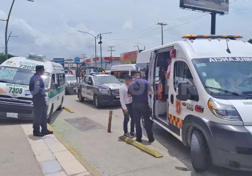 A colectivo le fallan los frenos y sube a la banqueta