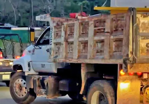 Motociclista choca contra un volteo y termina lesionado