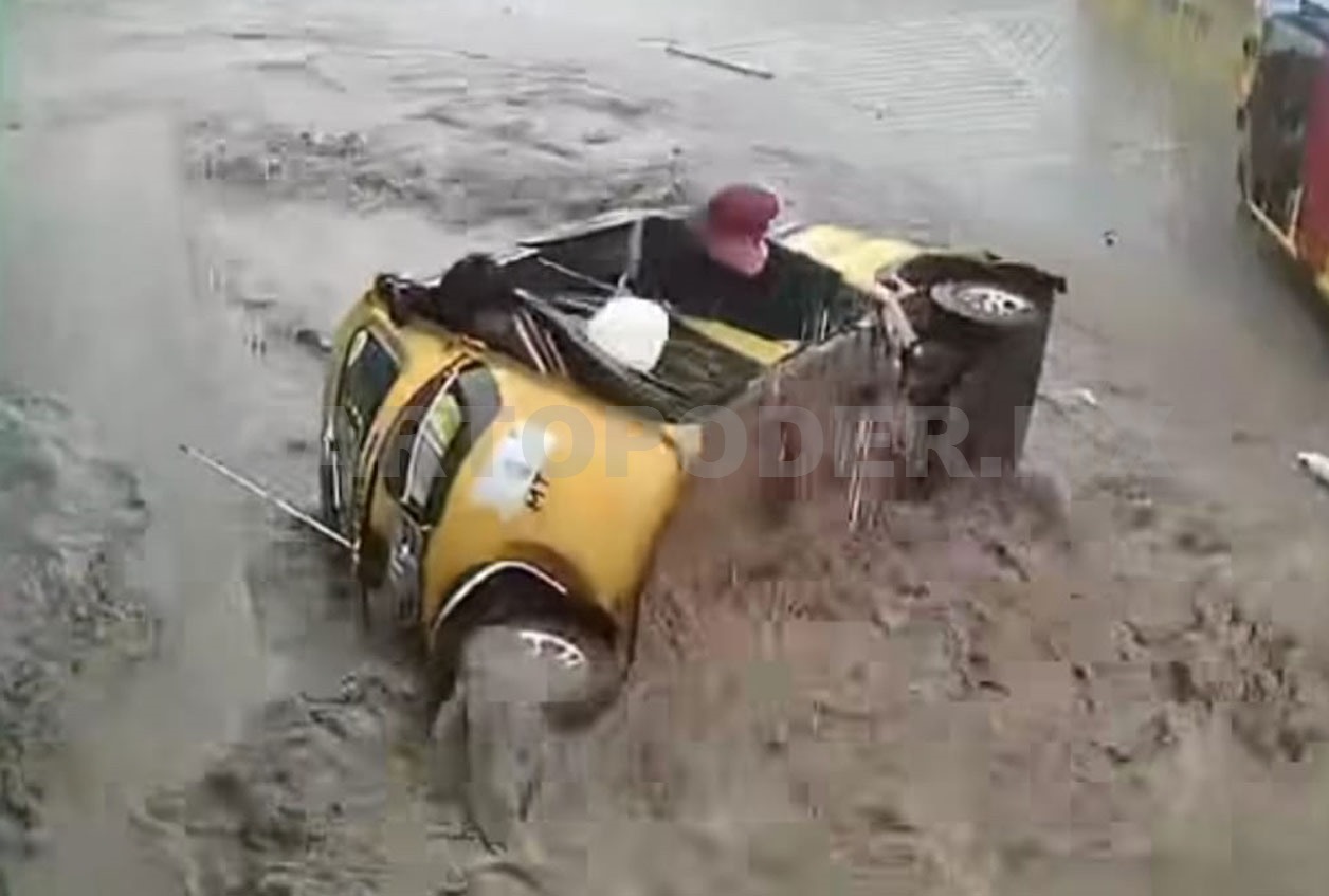 Corriente arrastra a mototaxi y lo vuelca