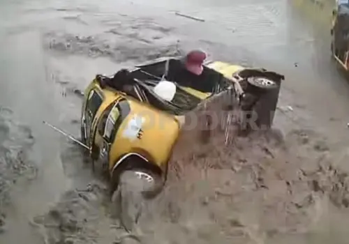 Corriente arrastra a mototaxi y lo vuelca