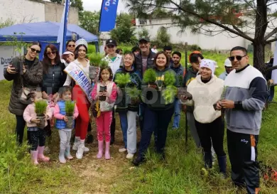 Jóvenes plantan más de mil 700 árboles