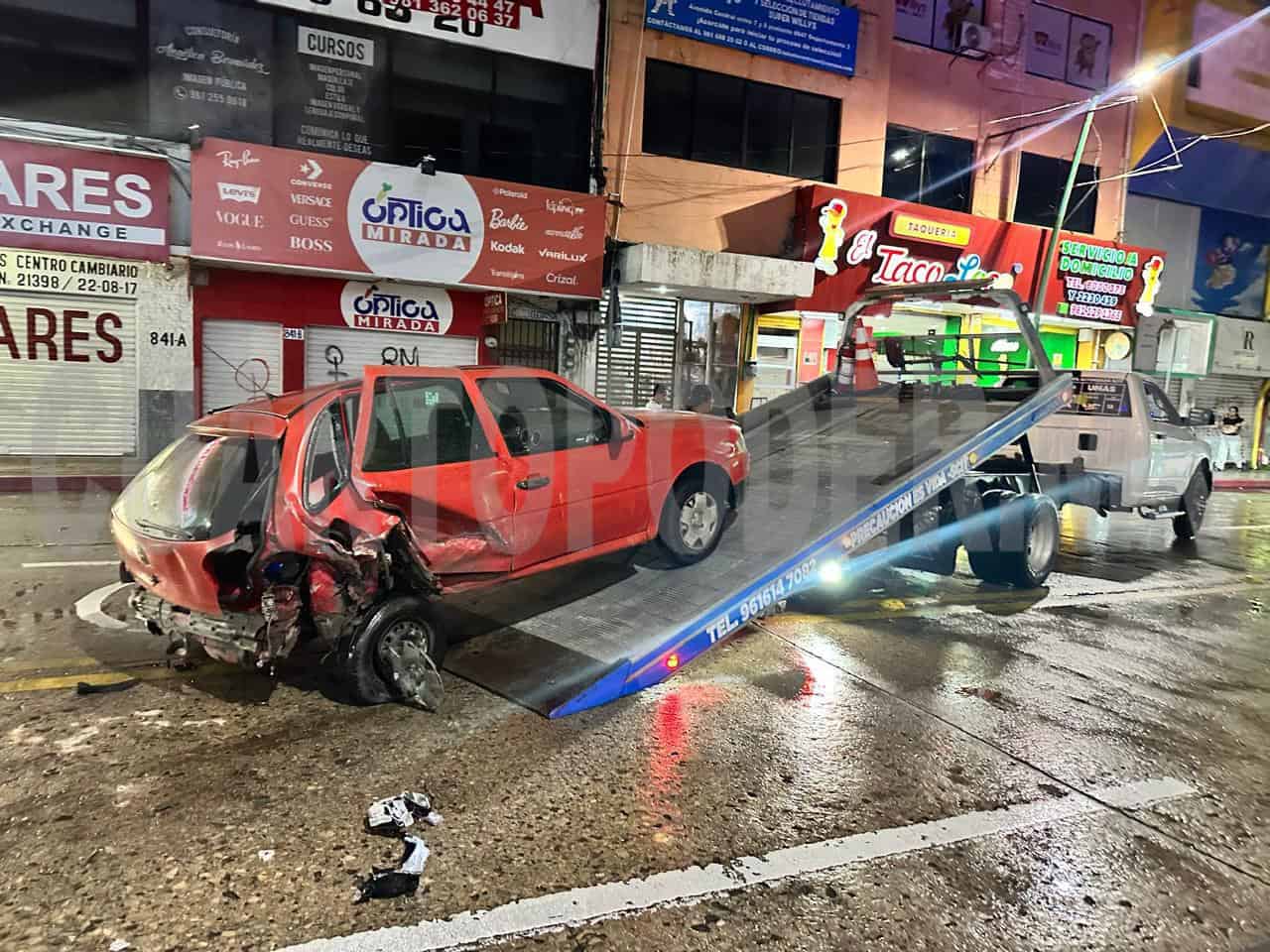Dos vehículos destrozados tras colisionar