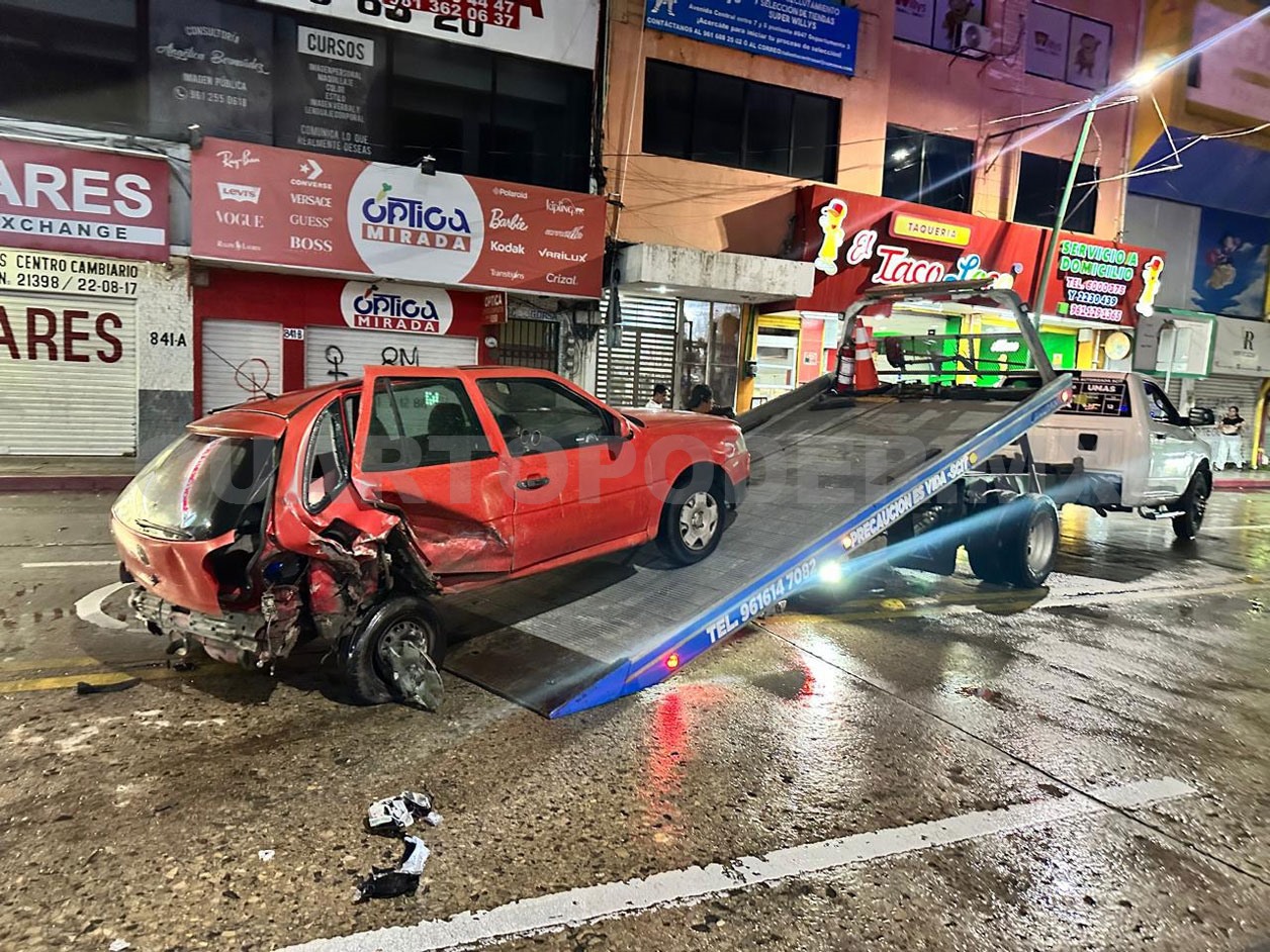 Dos automóviles destrozados al colisionar