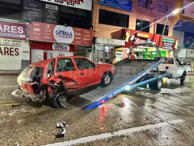 Dos automóviles destrozados al colisionar