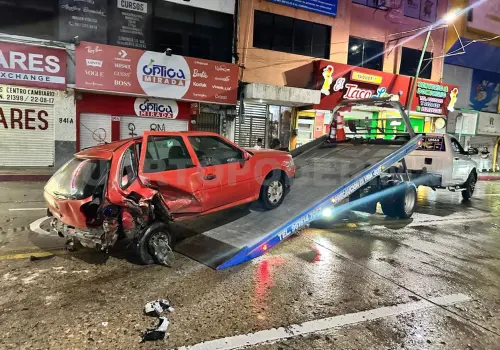 Dos automóviles destrozados al colisionar