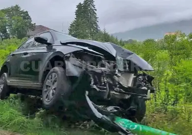 En la mañana del domingo, auto se estampa en poste