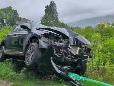 En la mañana del domingo, auto se estampa en poste