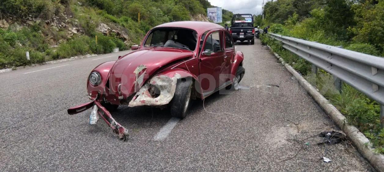 El Vocho volcó y el impacto fue tan violento que acabó severamente dañado. Juan Orel / CP