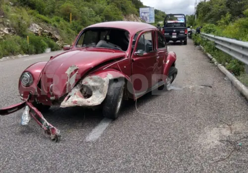 Un herido en volcadura de Vocho en carretera