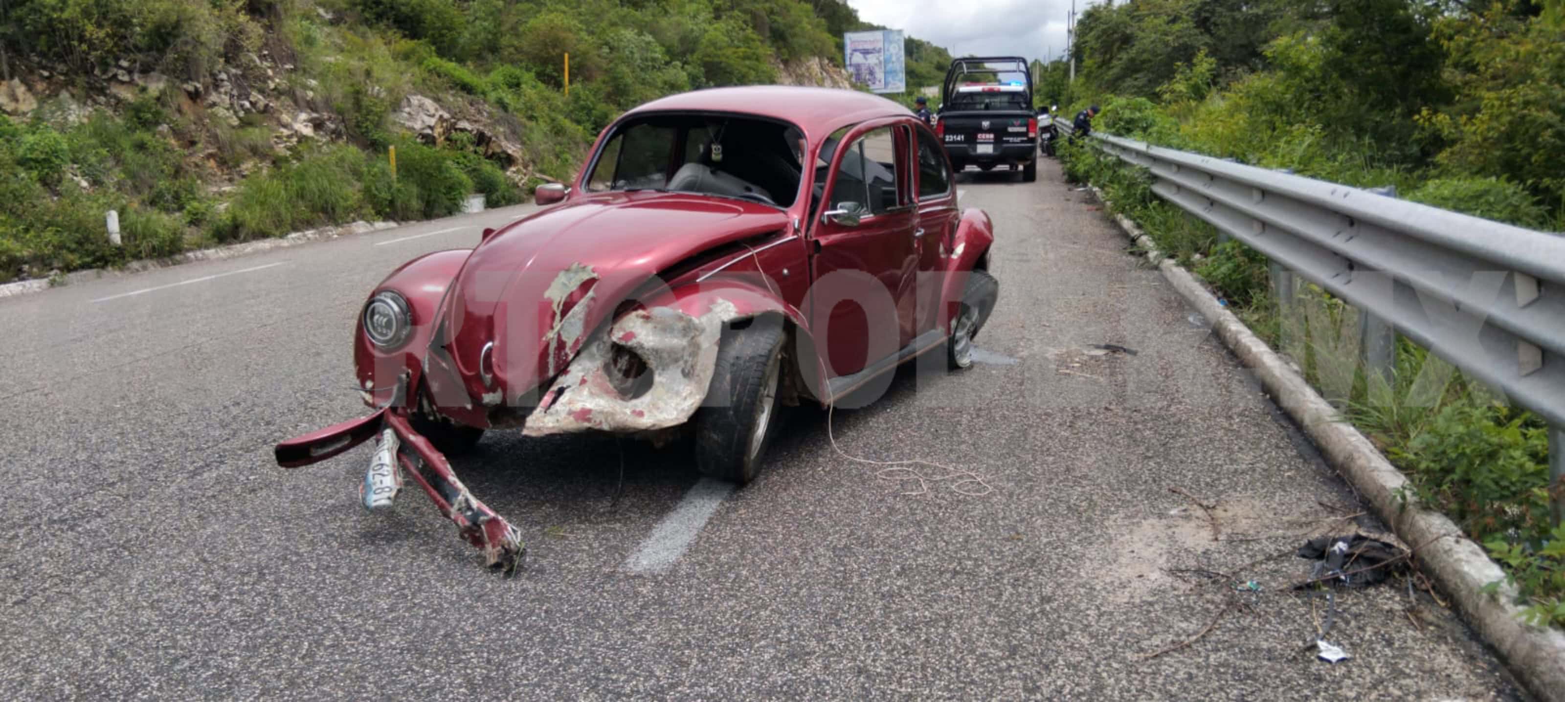 Un herido en volcadura de Vocho en carretera